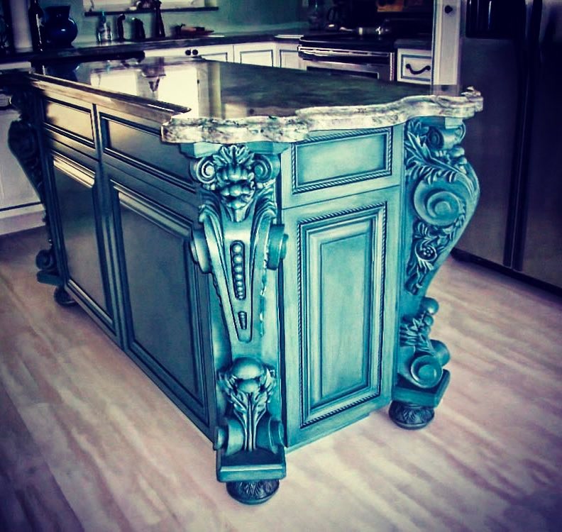 Insulă de bucătărie clasică turcoaz cu patină, decorată cu console sculptate din poliuretan P9950 pe colțuri.