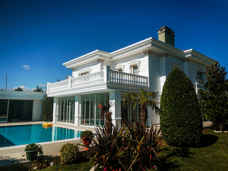 Fațadă Reședință cu Piscină și Balustrade Poliuretan