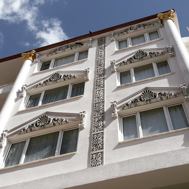 Fațadă Clasică Hotel din Poliuretan cu Coronamente P2838