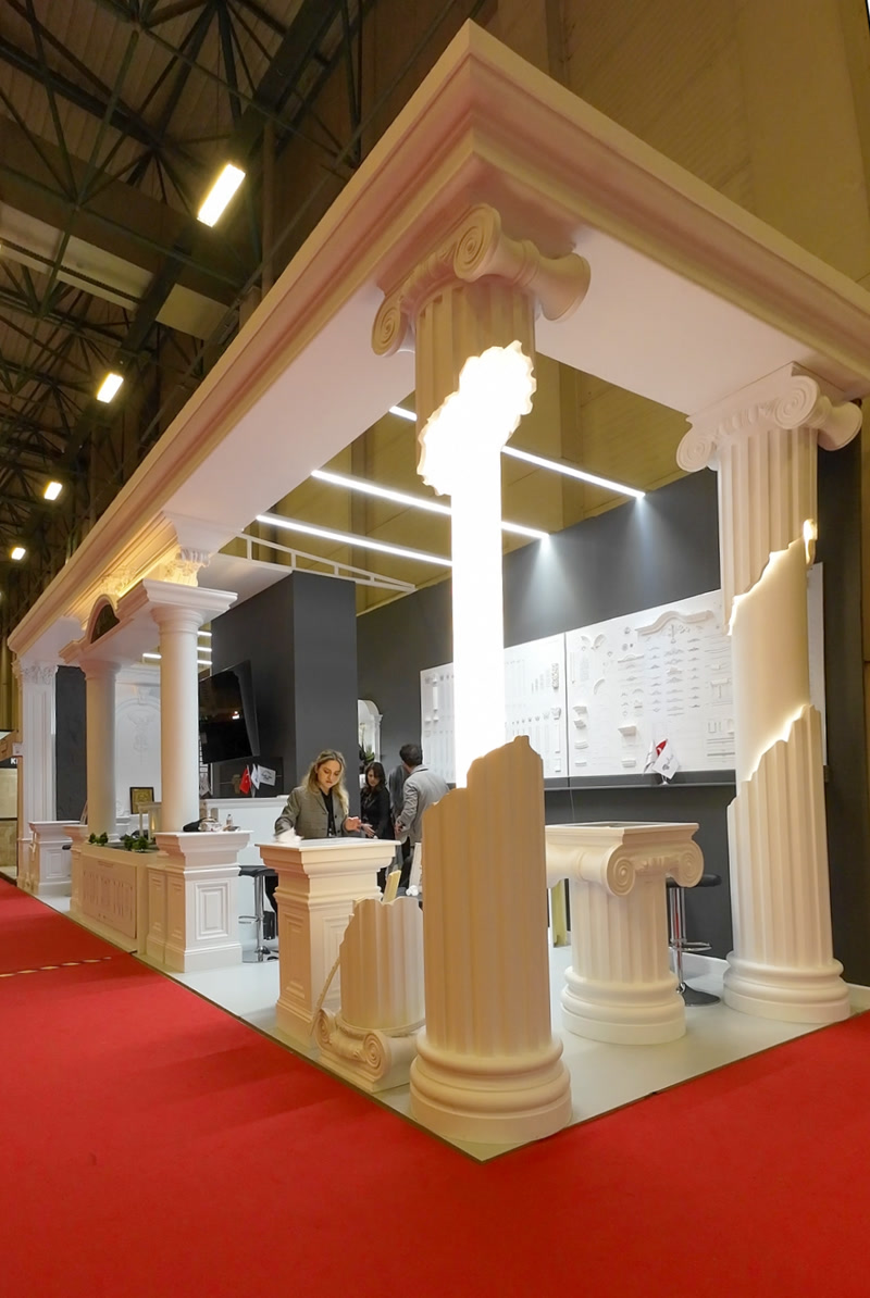 Stand decorativ cu coloane din poliuretan P5850 și capiteluri ionice KASUT50A într-un salon neoclasic luminos.