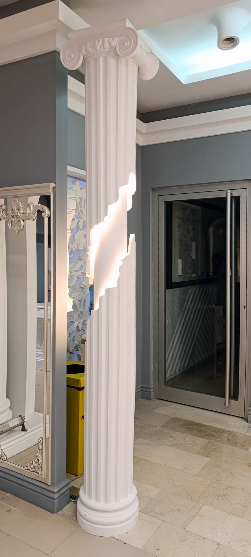 Coloană din poliuretan cu capiteliu ionic P5930B și iluminat LED interior în stil neoclasic modern