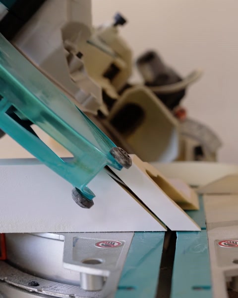 Decupare profil de arc cu unealtă electrică în atelier
