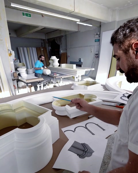 Atelier cu module de arce și coloane albe pregătite