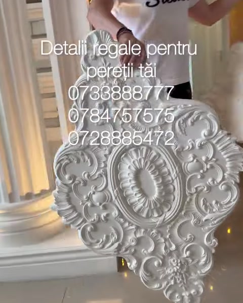 Rozetă decorativă amplasată lângă coloane clasice în showroom
