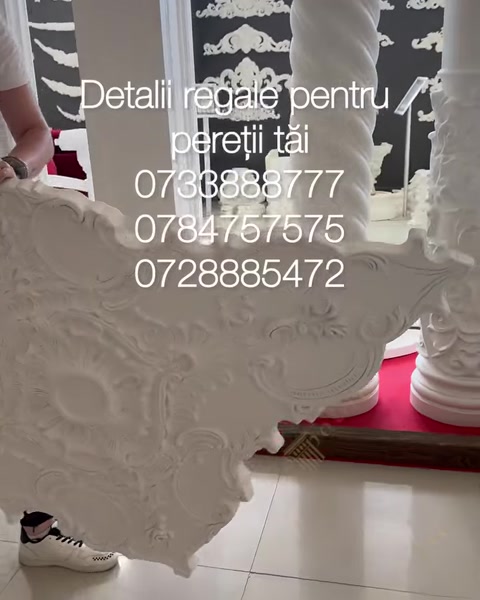 Rozeta sprijinită la baza unei coloane decorative albe