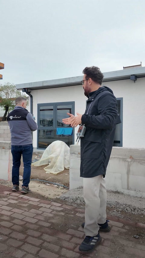Operatorul pregătește scanarea lângă fațada și ferestrele clădirii