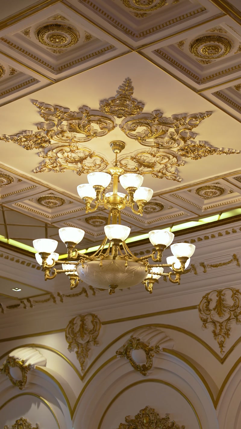 Decor de tavan pentru săli de nuntă: scafe, ornamente aurii și candelabre