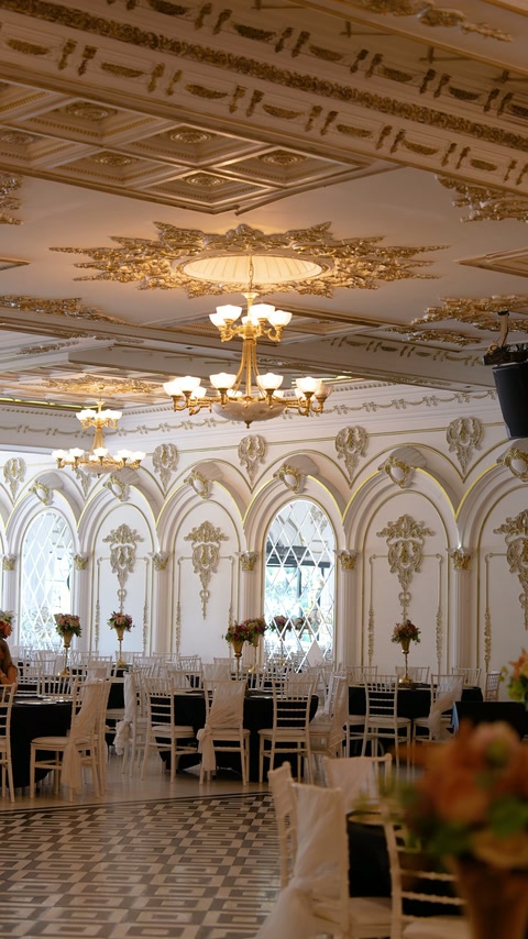 Cornișe ornamentale și candelabru deasupra meselor festive