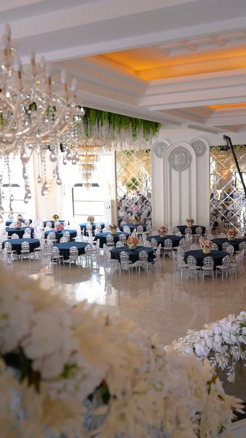 Ansamblu festiv cu candelabre, arcade și decorațiuni florale