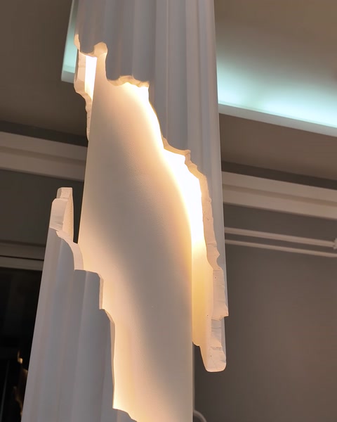 Profil de tavan retroiluminat, evidențiind traseul de iluminat ascuns