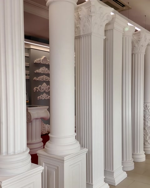 Coloane cu capiteluri corintice, vedere de aproape în showroom