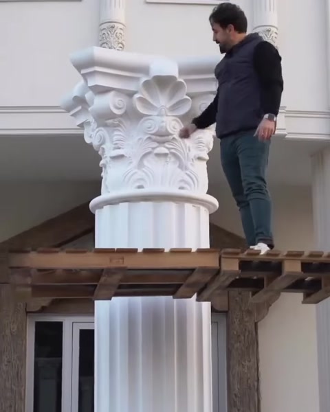 Detaliu capitel corintic cu frunze de acant pe stâlp