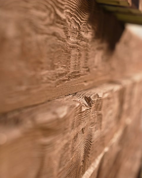 Detaliu apropiat al texturii sculptate și al finisajului lemnos.
