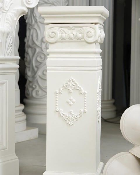 Soclu de coloană cu medalion decorativ sculptat, model floral simetric.