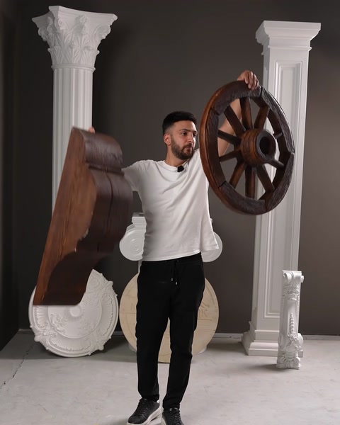 Consolă cu aspect de lemn și roată decorativă ridicate în aer.