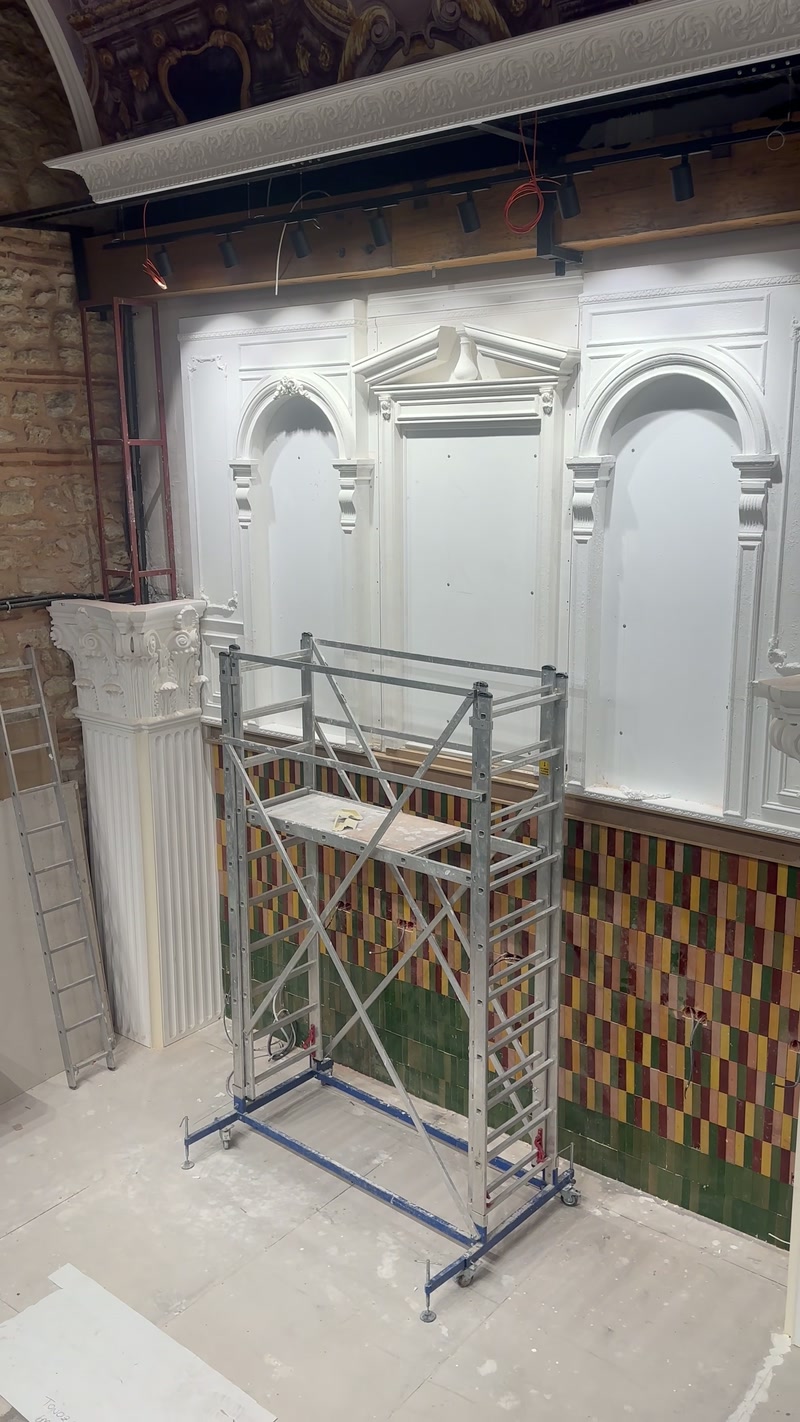 Sculptură, coloane și nișe arcuite: detalii de arhitectură clasică