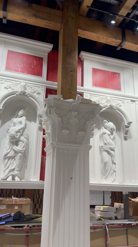 Coloană canelată cu capitel bogat lângă nișele sculpturale
