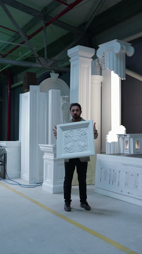 Compoziție pătrată pentru plafon prezentată între coloane decorative albe