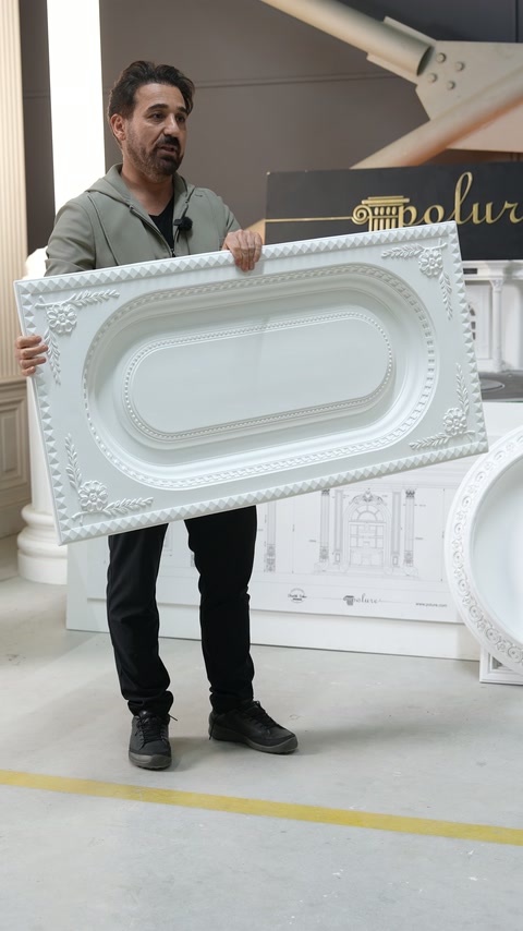 Compoziție dreptunghiulară cu centru oval și bordură perlată