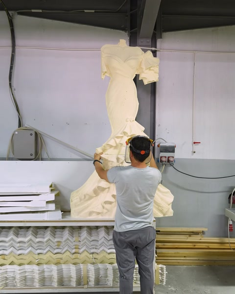Finisarea manuală a unei forme sculpturale din poliuretan