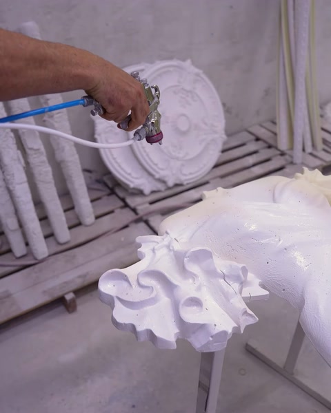 Aplicarea stratului de finisaj pe un ornament decorativ sculptat
