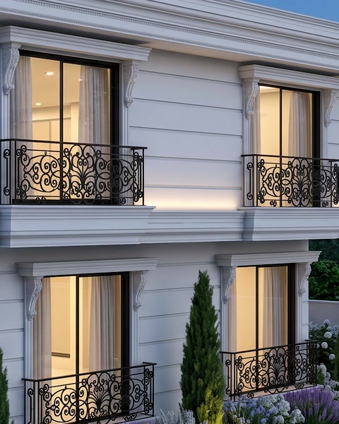 Fațadă cu ancadramente la ferestre și balustrade din fier forjat