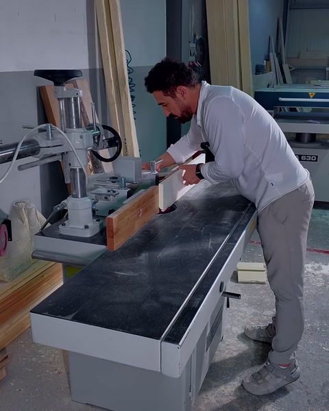 Taierea mulurilor de cornisa din poliuretan si montarea consolei | Polure — 0:13