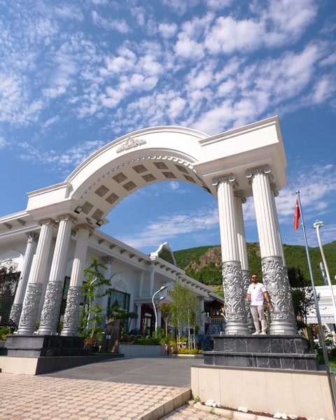 Arcadă monumentală de intrare cu coloane din poliuretan de-a lungul aleii