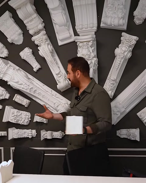 O piesă ornamentală este comparată cu profilele expuse