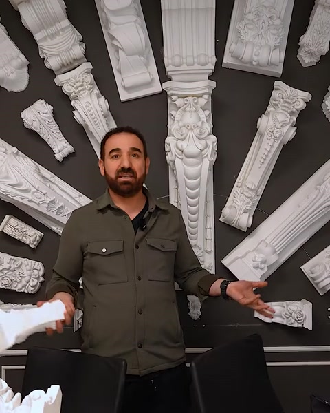 Varietatea dimensiunilor este evidențiată în panoul decorativ