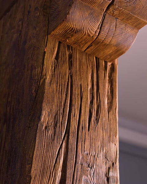 Element arhitectural sculptat cu fibre lemnoase reliefate