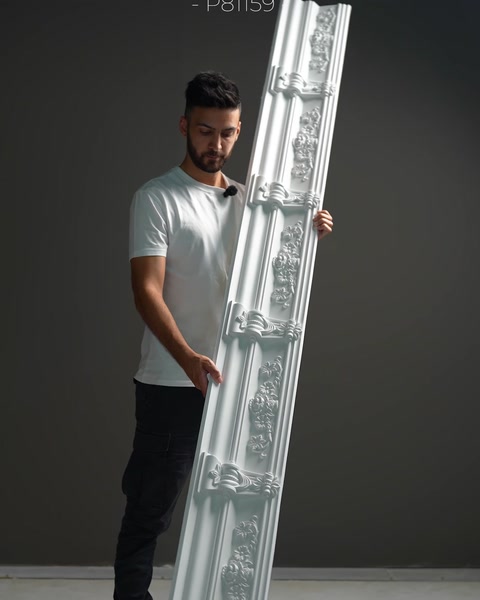 Cornișă ornamentată cu model floral bogat, relief pe toată lungimea.