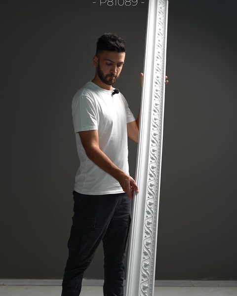 Cornișă cu model de dinți pătrați, profil decorativ alb.