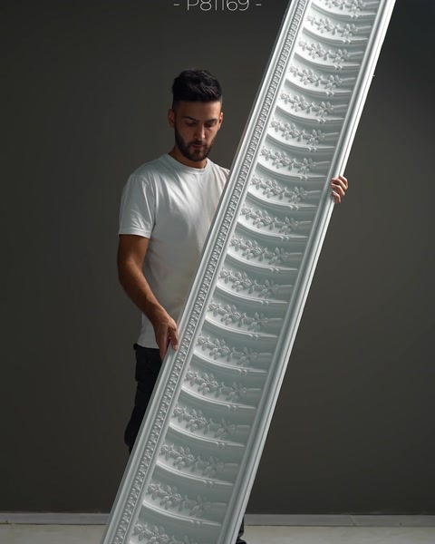 Cornișă cu model de dinți denși, profil decorativ alb.