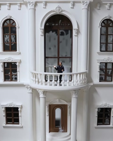 Balcon cu balustradă decorativă și coloane, figurină bărbat pentru referință de scară.
