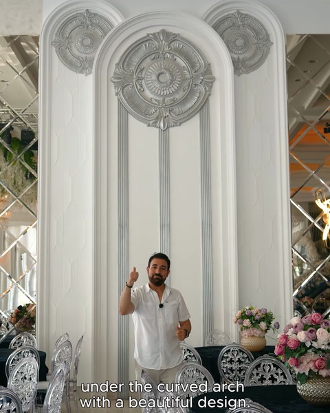 Rozetă decorativă montată pe perete, sub o boltă curbată