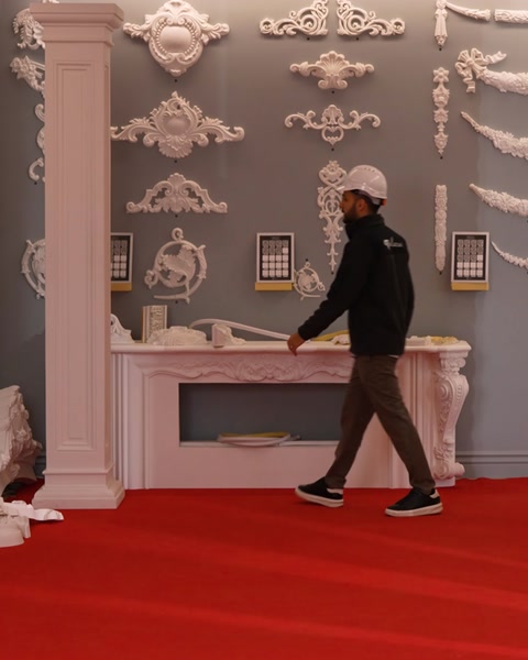 Bărbat se îndepărtează de șemineul finalizat în showroom