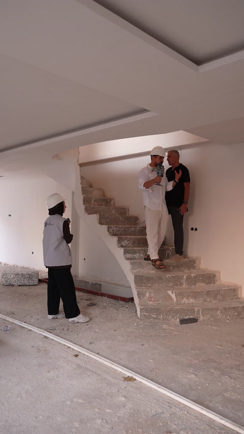 Echipa scanează scara nefinisată direct în interiorul șantierului.