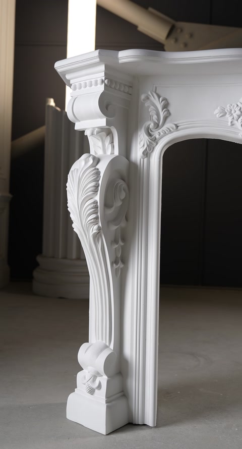 Picior sculptat al șemineului, decorat cu frunze și volute.