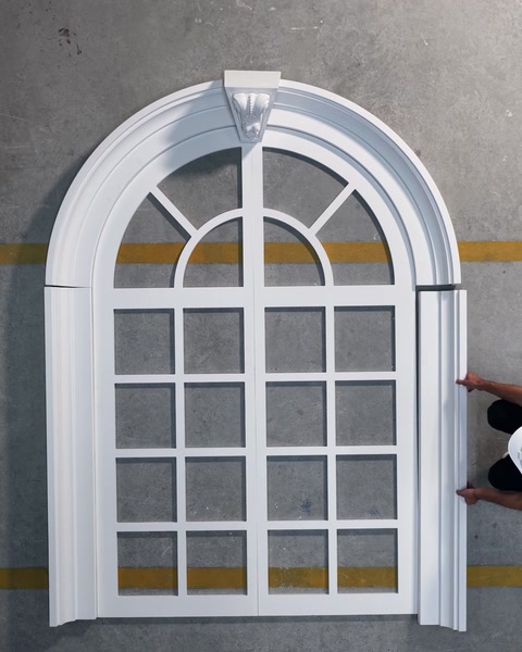Fereastră arcuită completă cu grilaj și profil decorativ alb
