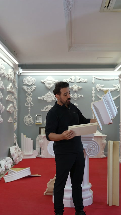 Secțiunea dreaptă este apropiată de cornișa decorativă pentru comparație