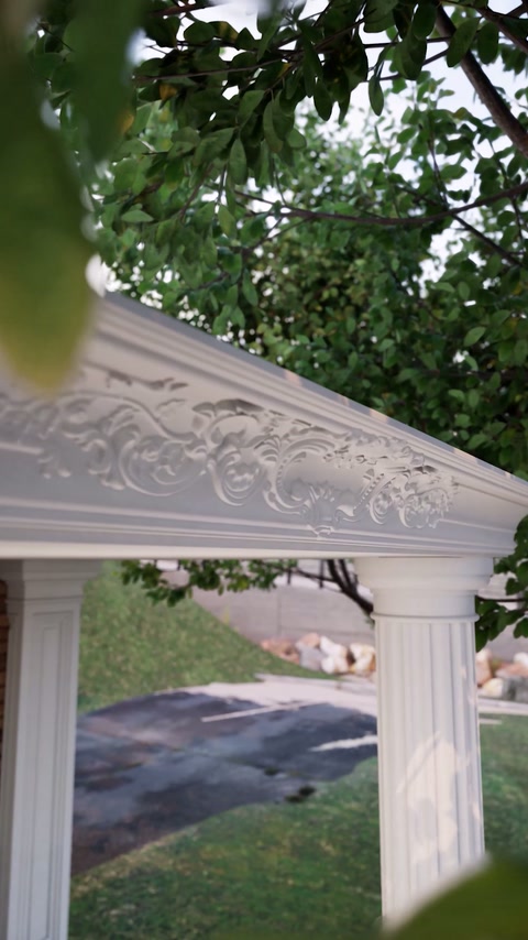 Fronton decorativ cu relief floral montat deasupra coloanelor exterioare