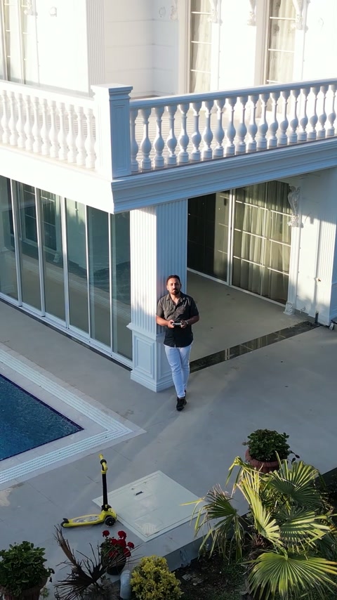 Balcon exterior finisat cu baluștri albi și stâlpi decorativi