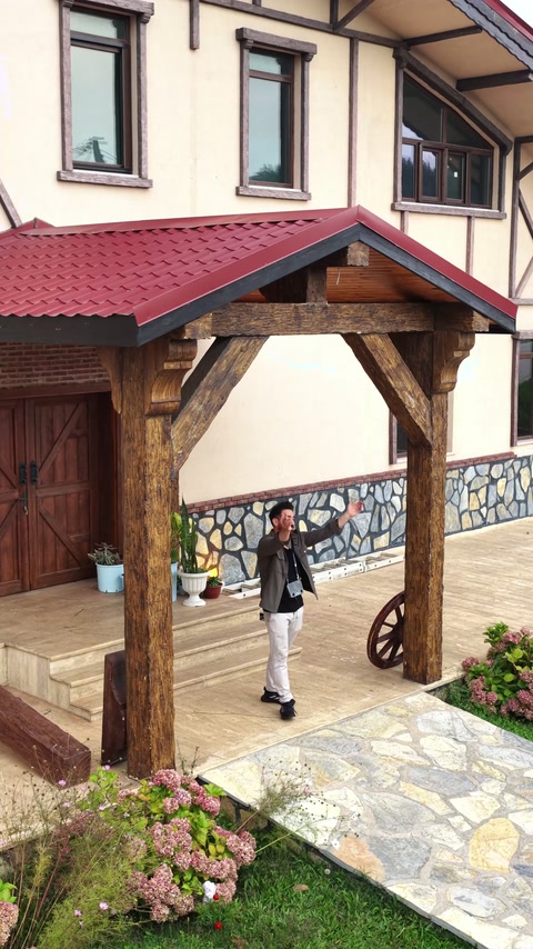 Ansamblul intrării cu stâlpi, grindă și console diagonale decorative
