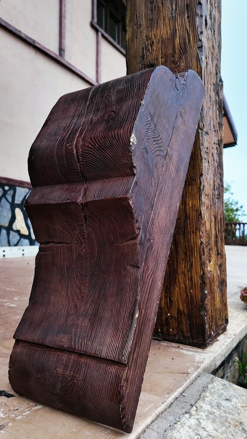 Consolă decorativă profilată, expusă lângă stâlpul exterior texturat