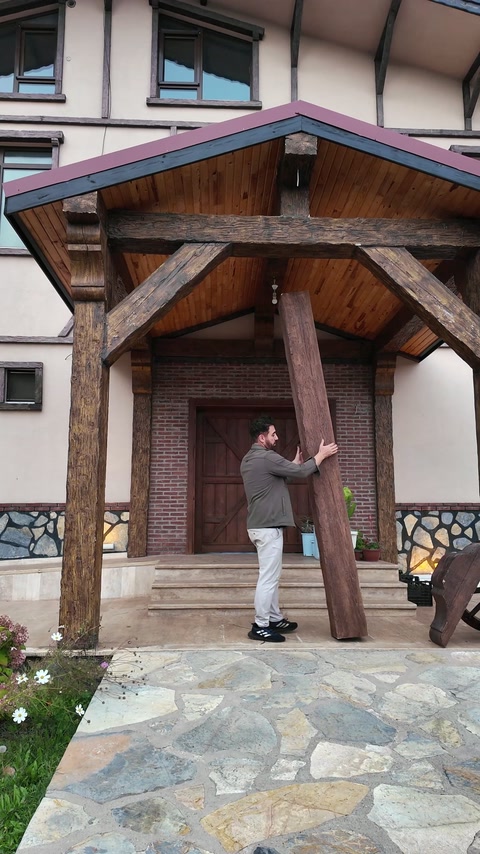 Prezentarea unei grinzi decorative în cadrul structurii de la intrare