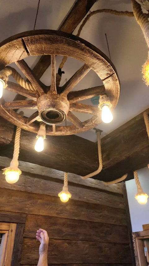 Detaliu al corpului de iluminat realizat cu roată decorativă