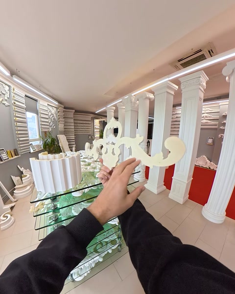 Prezentarea unei piese decorative albe din poliuretan