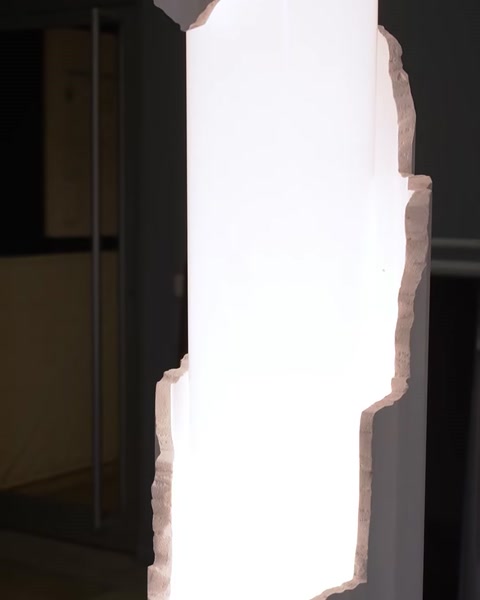 Transformați spațiul într-o operă de artă cu coloanele noastre iluminate cu LED și plexiglas — 0:28