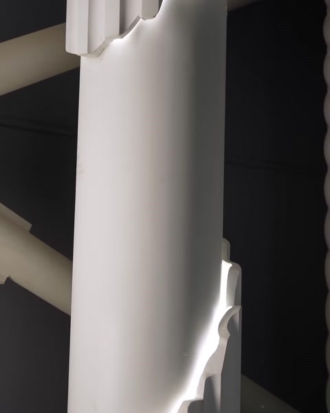 Transformați spațiul într-o operă de artă cu coloanele noastre iluminate cu LED și plexiglas — 0:44